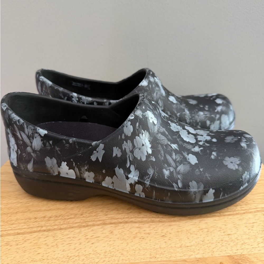 Dual Crocs Anti-Slip Work On The Clock Work Floral Shoes Women’s Size 7 - Picture 5 of 8